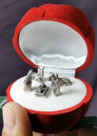 NACIMIENTO-METAL-BANO-PLATA-MINIATURA-CON-CAJA-FORMA-ROSA